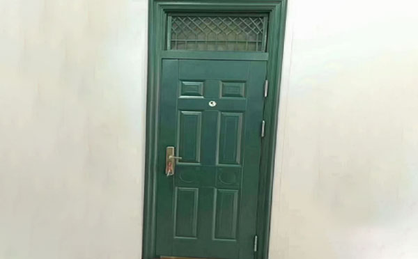 青河学校教室门