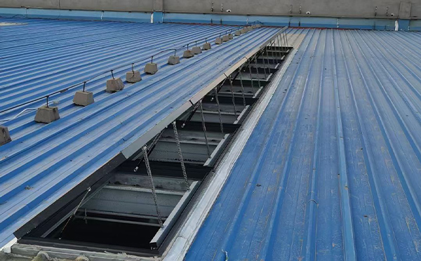 某城市大型商业综合体中庭青河排烟窗工程