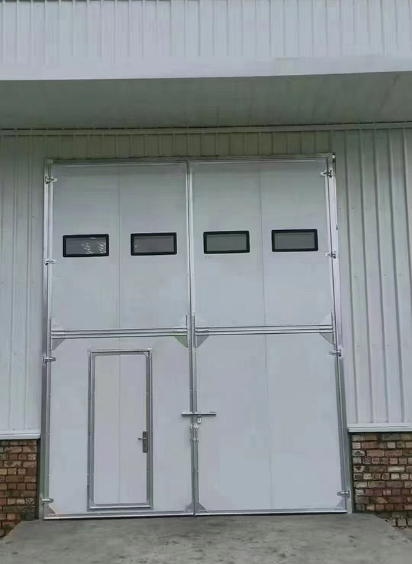 青河工业门在设备装配车间出入口的实施记录